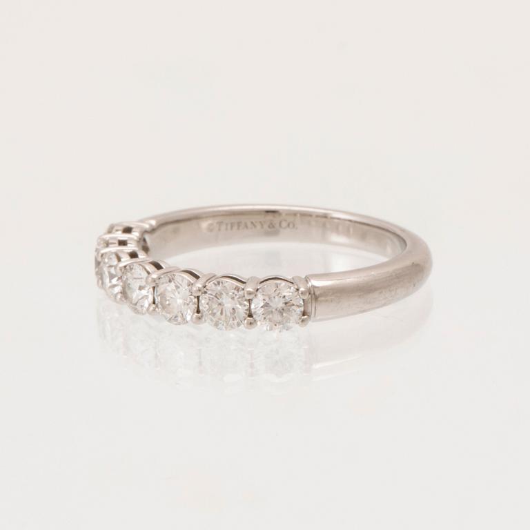 Tiffany & Co, ring halvallians platina 950 med runda briljantslipade diamanter.