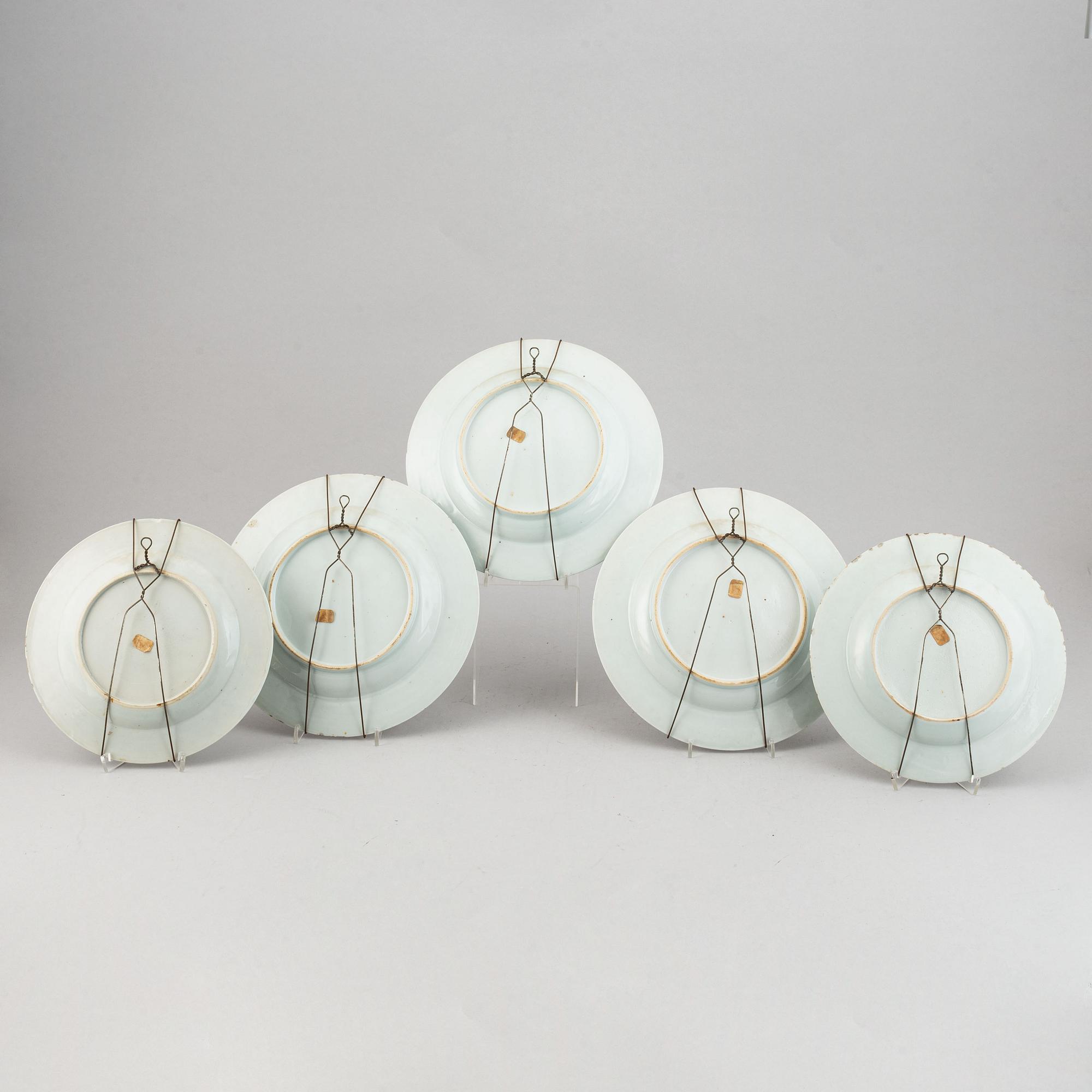 A set of 5 famille rose dinner plates, Qing dynasty, Qianlong (1736-95).