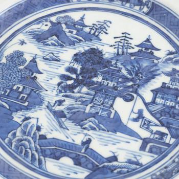 A hot water plate with cover, blue and white export porcelain, China, Qianlong (1736-95).