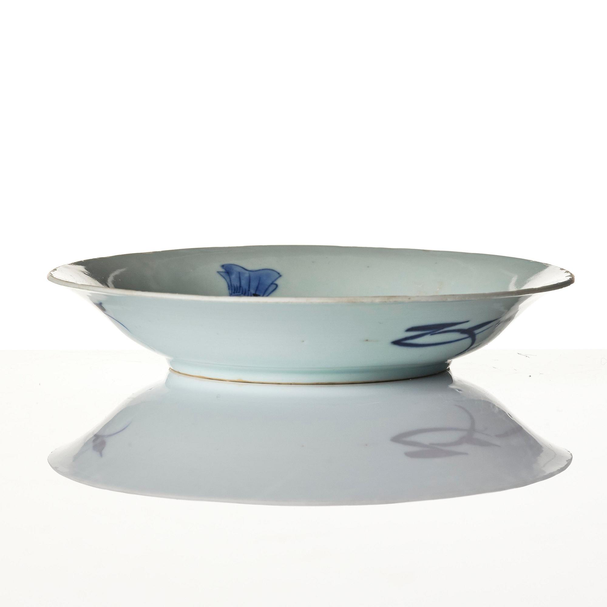 A blue and white stemcup and dish, Transition, 17th century.