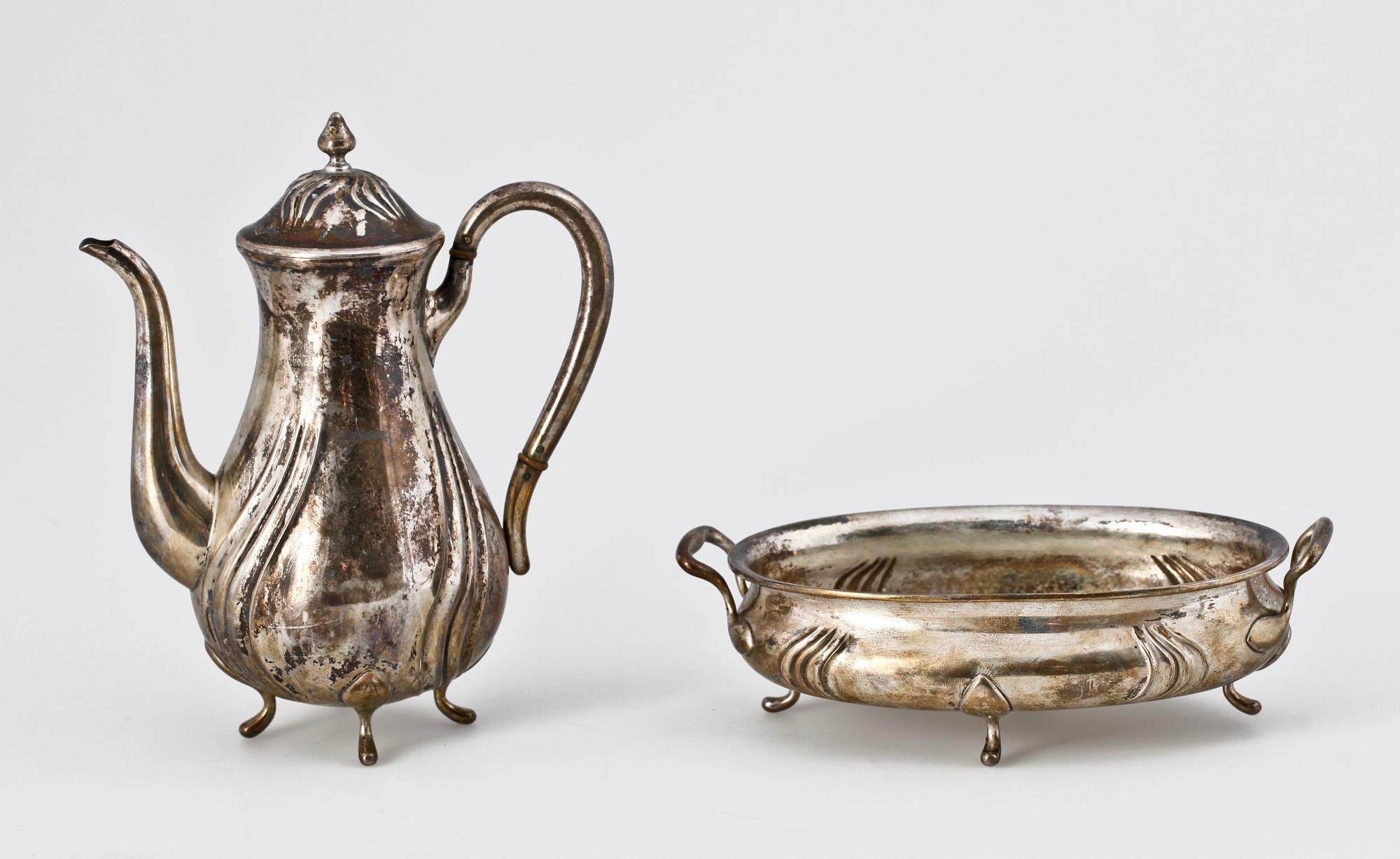 KAFFEKANNA SAMT SKÅL, silver, rokokostil, A. Bergengren, Sverige 1930. Total vikt ca 700 gram.
