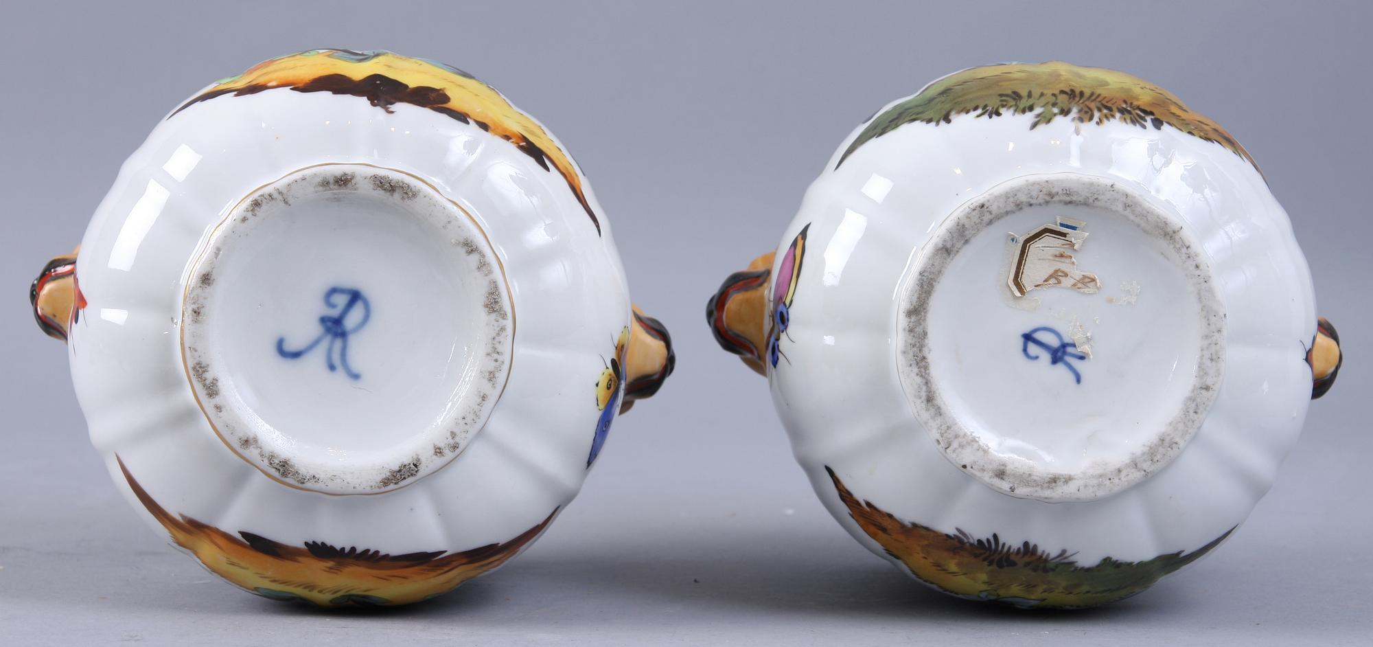 YTTERFODER, 2 st, porslin, Dresdenliknande märke, 1900-tal.