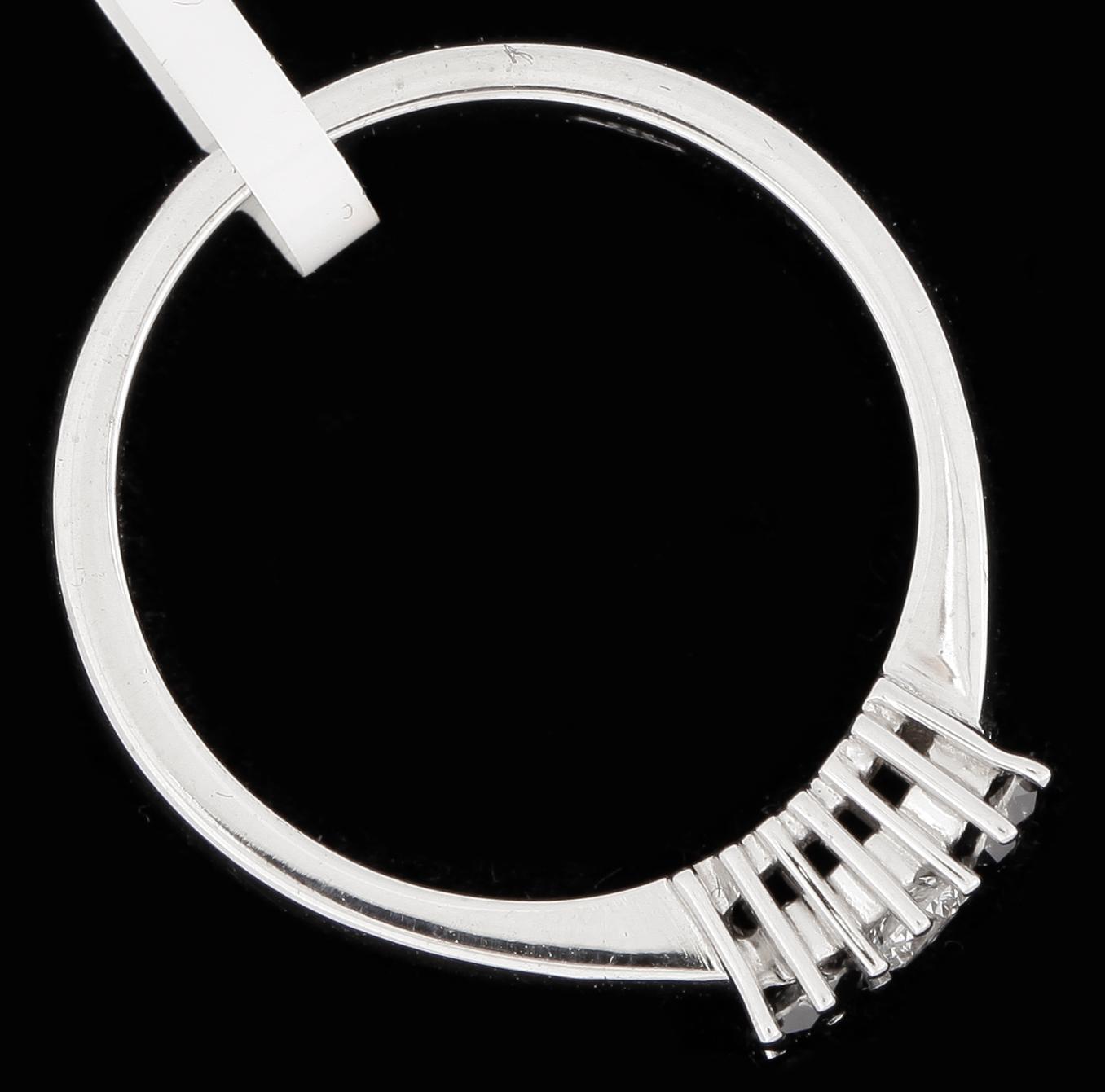 RING, 14k vitguld med diamant 0,10ct och färgade svarta diamanter tot 0,25ct. Vikt ca 3,67 gram.