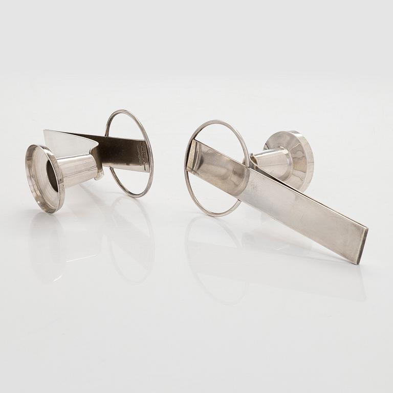 Elon Arenhill, Ljusstakar, ett par, sterlingsilver, Malmö 1997.