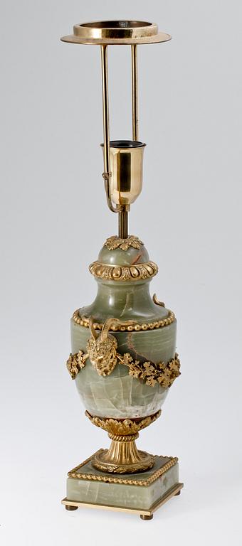 BORDSLAMPA, onyx och mässing, 1900-tal.