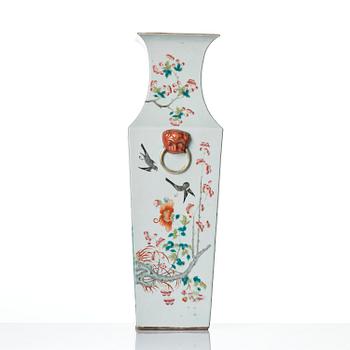 Vas, porslin. Qingdynastin, 1800-tal.