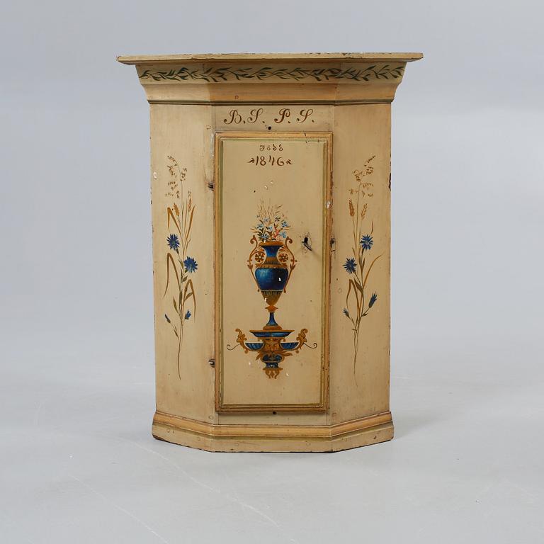 HÖRNSKÅP, allmoge, märkt "B.S.P.S född 1846".