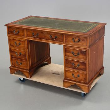 SKRIVBORD, engelsk stil, 1900-talets andra hälft.