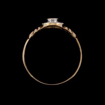 RING, 18k guld md fasettslipad blå safir samt 8 briljantslipade diamanter, totalt ca 0.24 ct. Vikt 3 g.