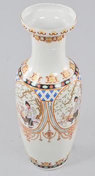 GOLVVAS, porslin, Kina, 1900-tal.