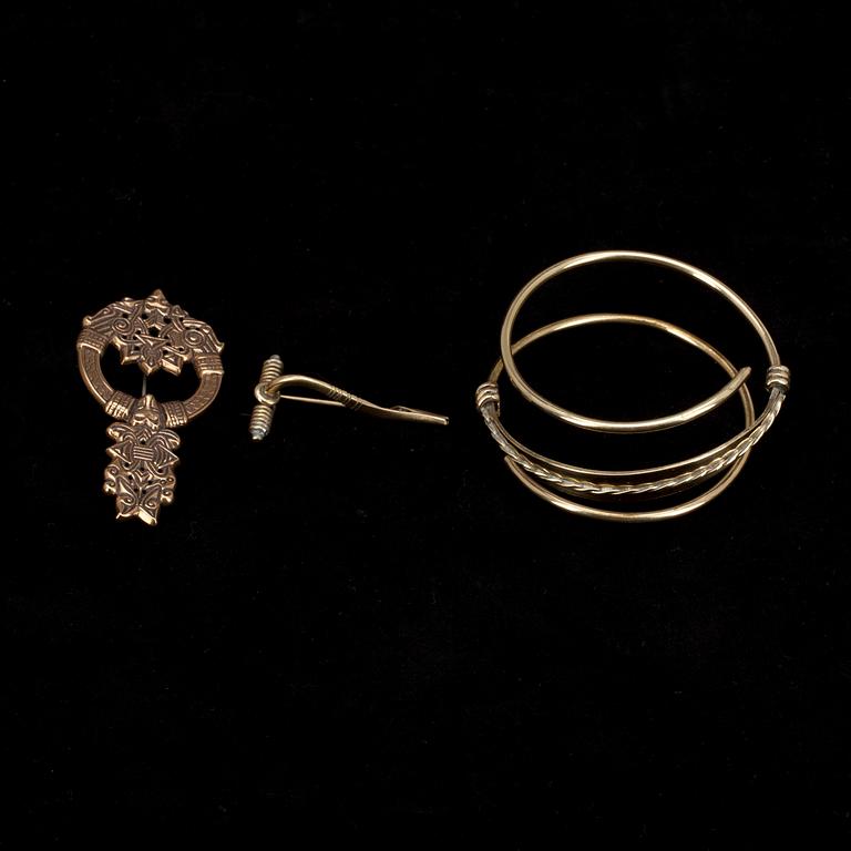 ARMRING, BROSCH samt SPÄNNE, brons, Kalevala Koru, 1900-talets slut.