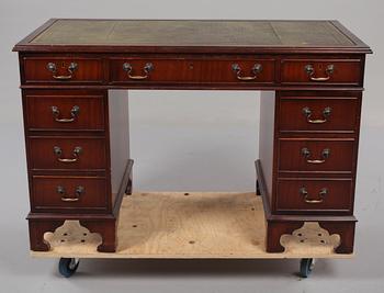 SKRIVBORD, engelsk stil, 1900-talets andra hälft.