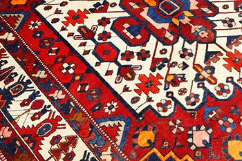 A Bakhtiari carpet, approx. 318 x 223 cm.