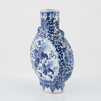 A blue and white porcelain moon flask, China, Qing Dynasty, 19th century.