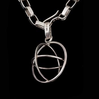 HALSBAND med HÄNGE, silver. Margareta Högberg Göteborg. Vikt totalt ca 146 gram.