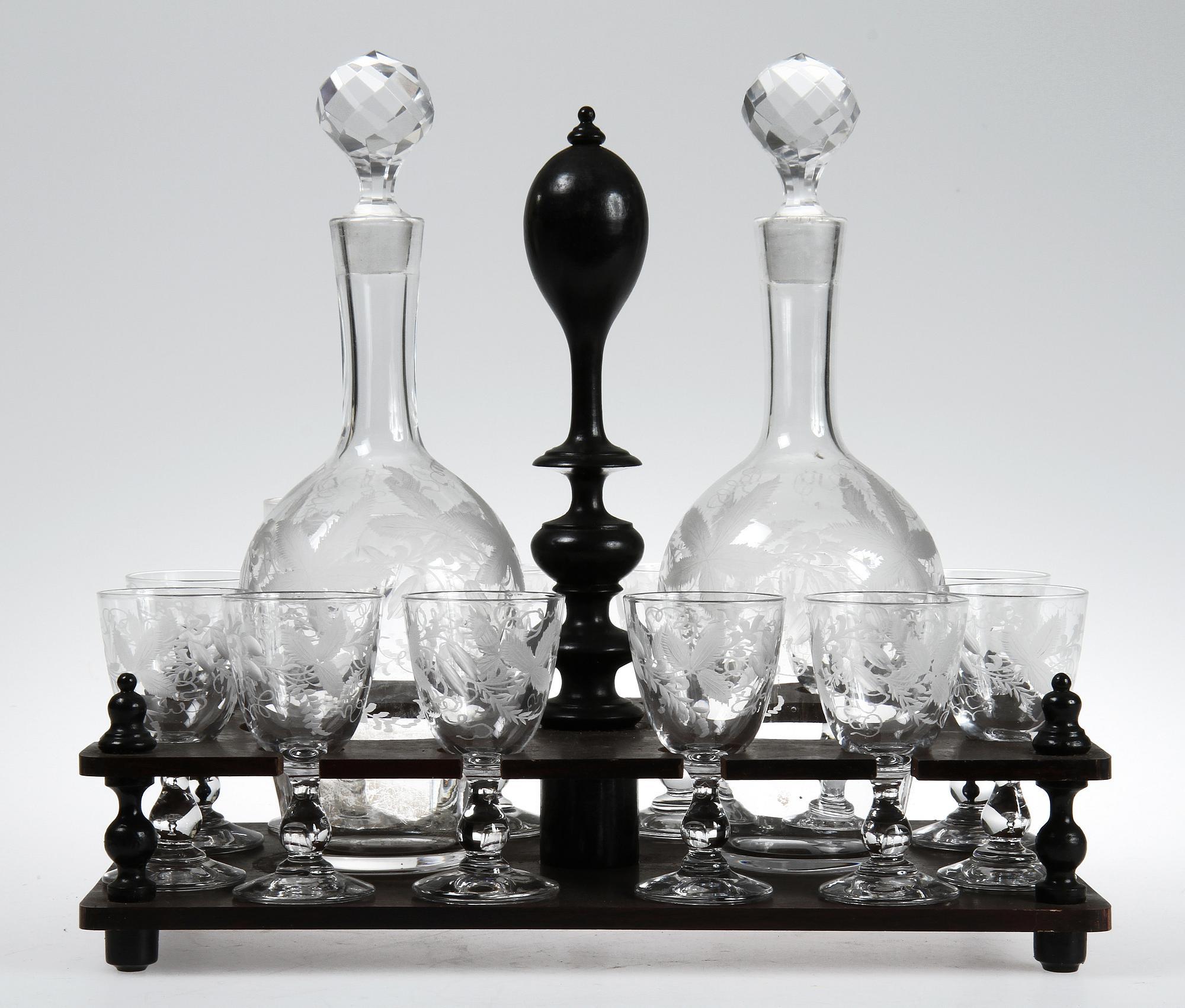 SCHATULL med GLAS, 11 st, samt KARAFFER, 2 st, 1800/1900-tal.