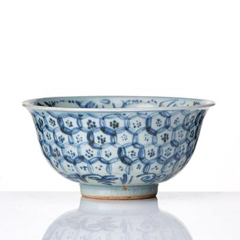 A blue and white Meiping vase and a bowl, 16th Century.