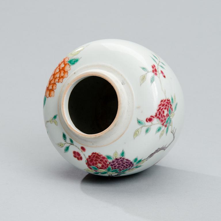 URNA MED LOCK, porslin, Kina 1800-tal.