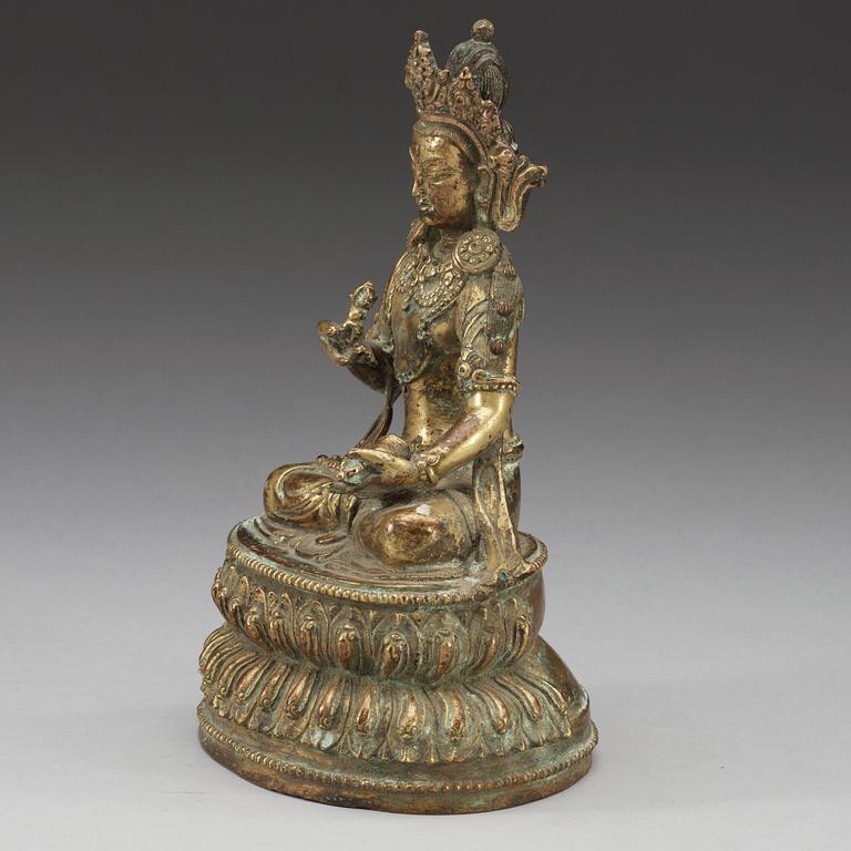 A seated gilt bronze Vajrasattva, late Qing dynasty (1644-1912).