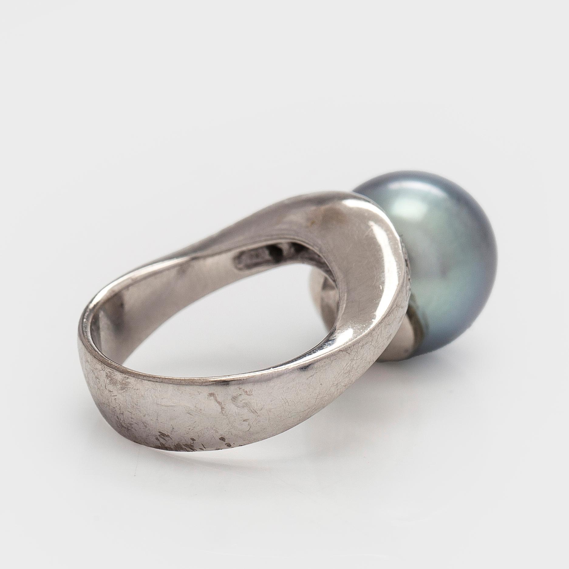 Ring, 18K vitguld, med odlad Tahiti pärla och diamanter. Finska stämplar 2005.