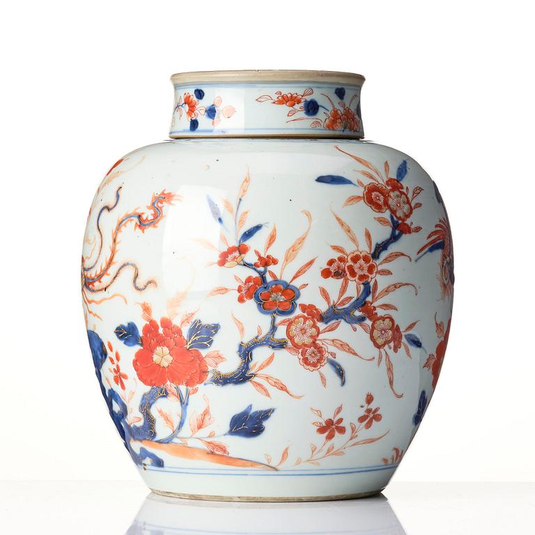 Kruka med lock, porslin. Qingdynastin, Kangxi (1662-1722).