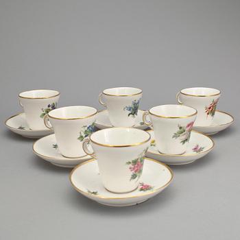 KAFFEKOPPAR MED FAT, 6 delar, porslin, Royal Copenhagen, 1800-tal.
