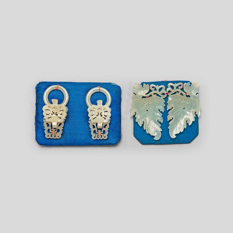 DRÄKTSMYCKEN (2+2), nefrit. Rikt skuren dekor, (sen Qingdynastin, 1644-1912).
