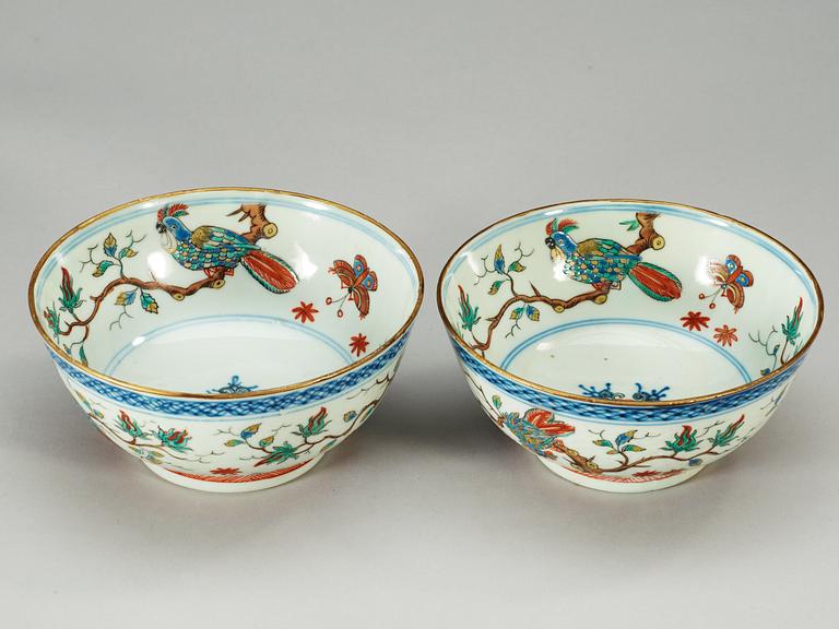 A pair of 'clobbered' bowls, Qing dynasty, 18th Century.