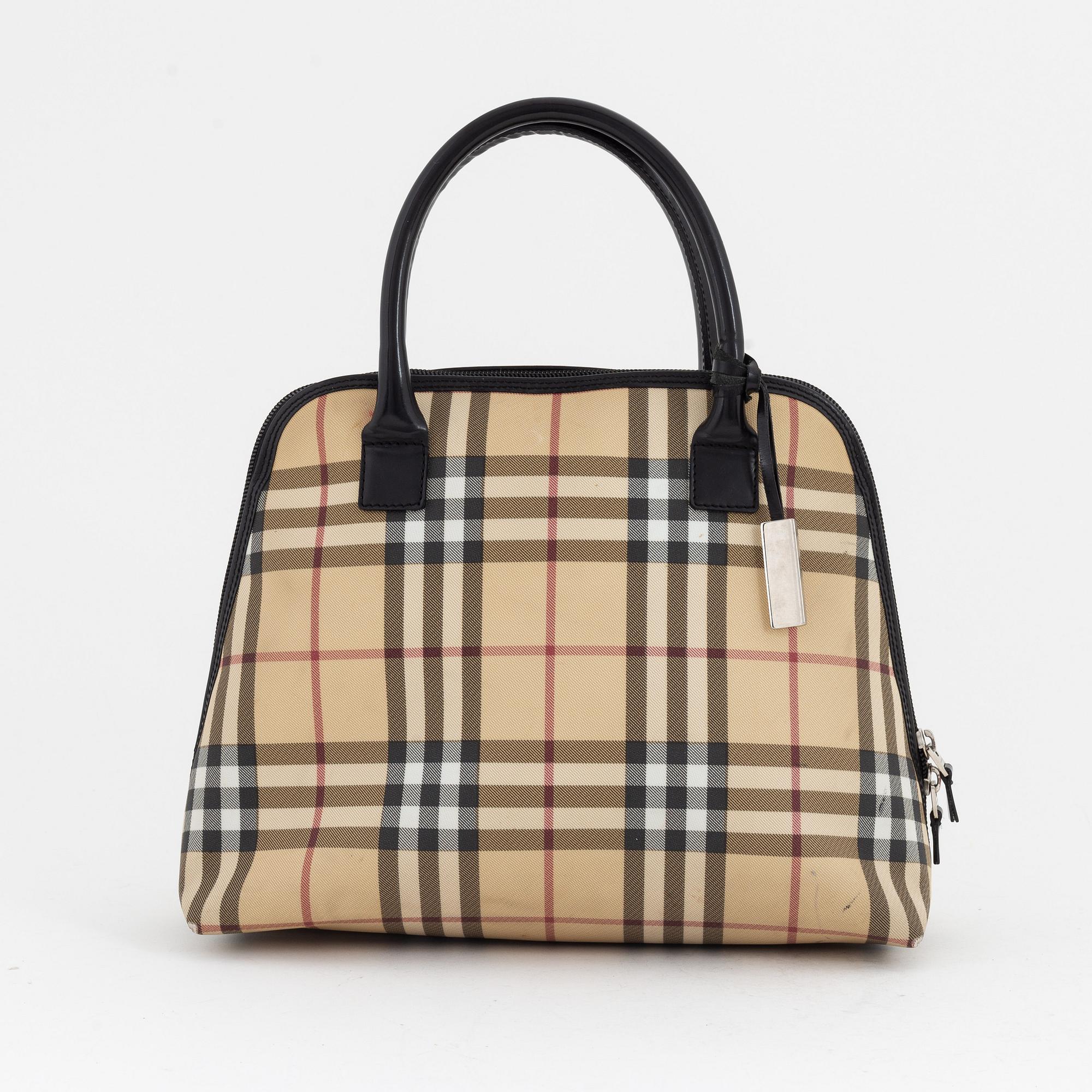 A Burberry bag. Bukowskis