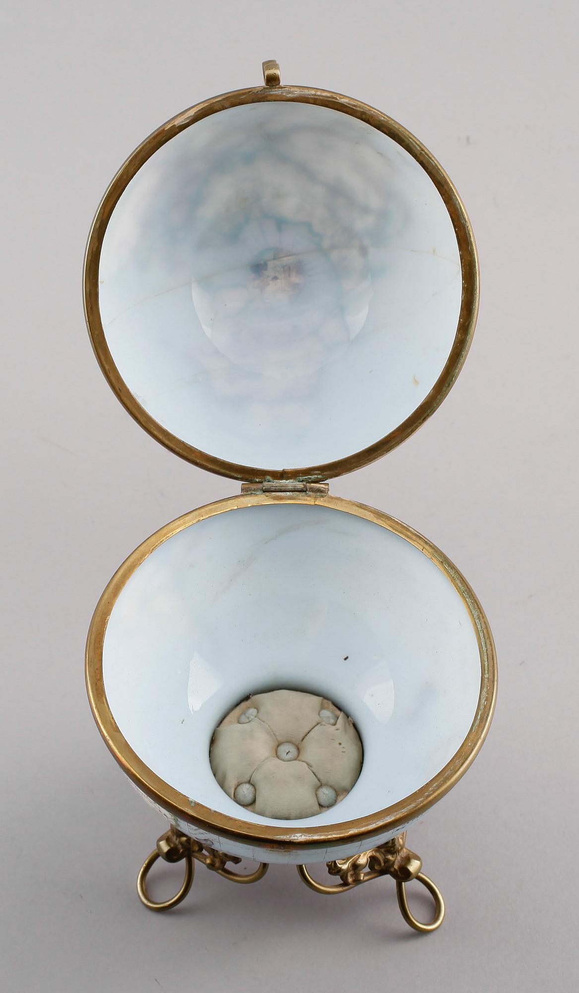 JORDGLOB, glas, omkring år 1900.