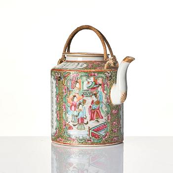 A famille rose Canton tea pot, Qing dynasty, 19th century.