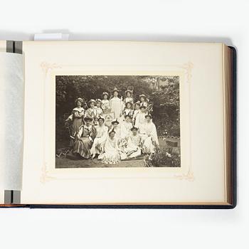 Fest och vardag på Oscar II:s Drott, 1904.