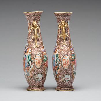 A pair of famille rose vases, Qingdynastin, Qianlong (1736-95).