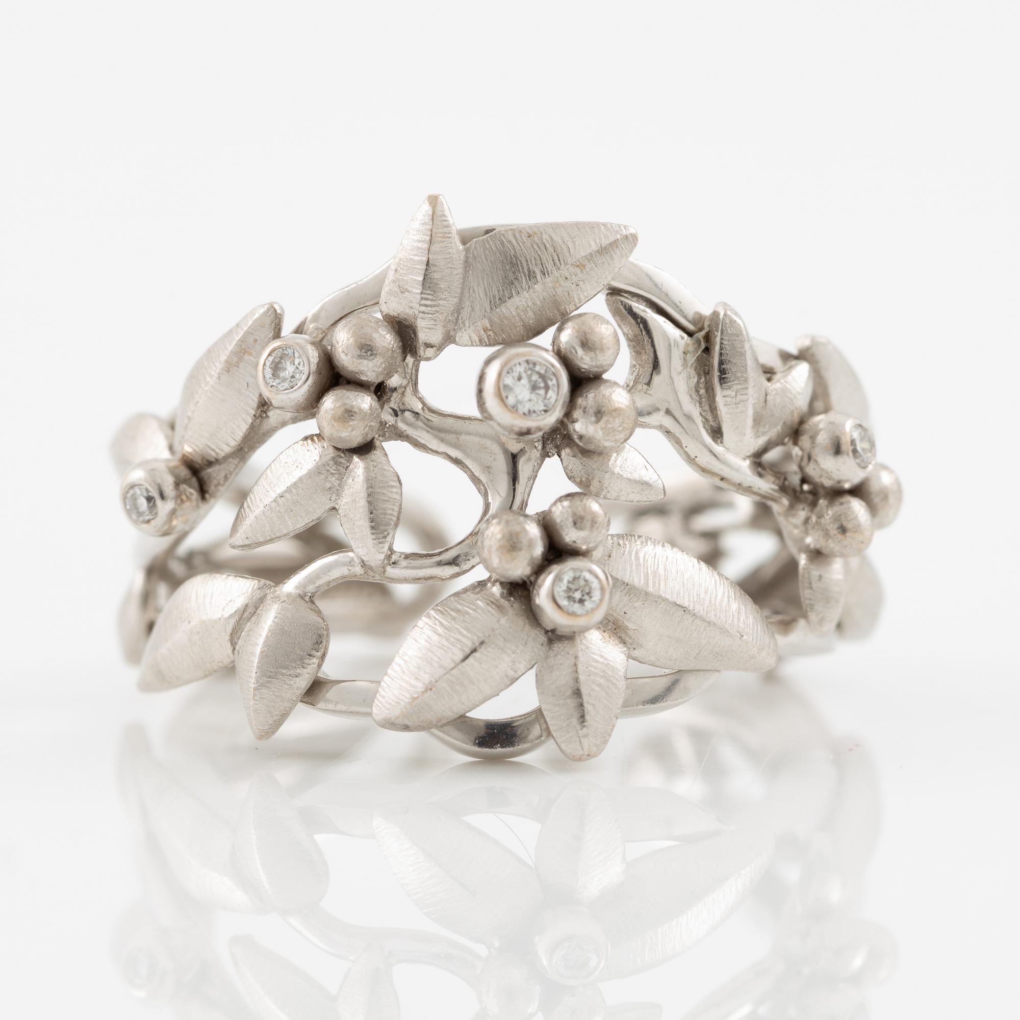 Ole Lynggaard, ring, "Spring", 18K white gold with round brilliant-cut diamonds.
