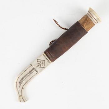 A reindeer horn knife attributed to Hendrik Juuso, signed and dated -82.