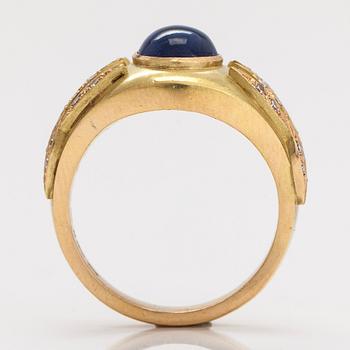 Torbjörn Tillander, ring, 18K guld, cabochonslipad safir och diamanter, Helsingfors 1985.