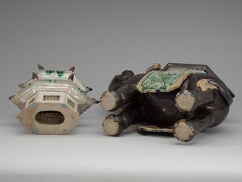 A pair of elephants with pagodas, presumably Qing dynasty.