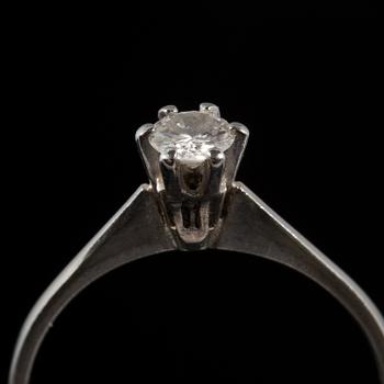 RING, 18 k vitguld med briljantslipad diamant, ca 0.28 ct. Vikt ca 2 g.