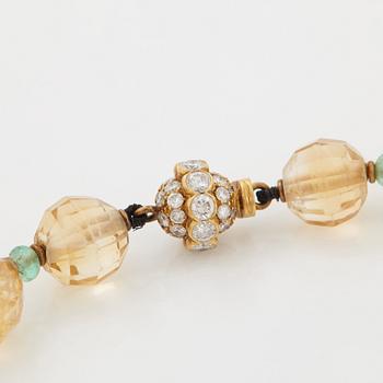 A Bulgari necklace in 18K gold with a mother of pearl cameo.