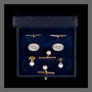 A PAIR OF CUFFLINKS and BUTTON STUDS, 2 + 4 pcs. 14K gold, mother of pearl, pearls, Oskar Lindroos, Helsinki 1938.