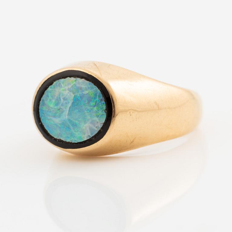 Ring, 18K guld med opal.
