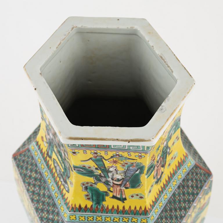 A porcelain urn, China, early 20th century.