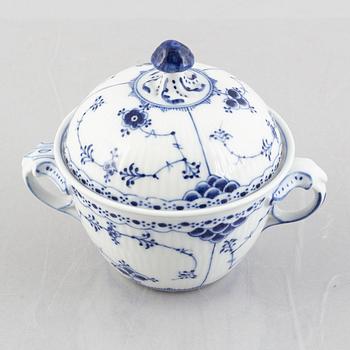 A 'Blue Fluted Half Lace' / 'Musselmalet' porcelain sugar box with cover, model 720, 1898-1923.