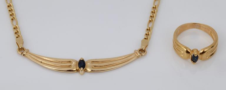 HALSKJEDJA MED HÄNGE samt RING, 18 k guld med safirer. Totalvikt ca 12,6 g.
