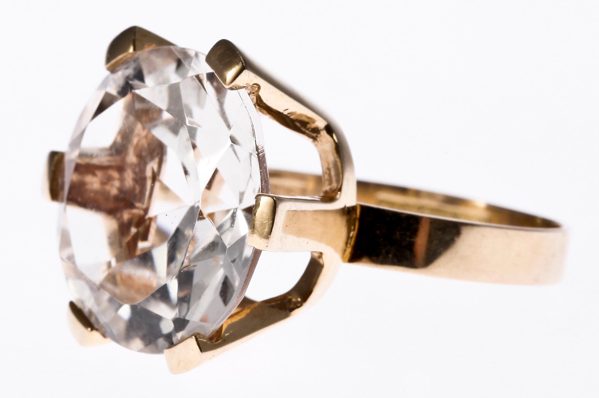 RING, 18 K guld med bergkristall, Bengt Hallberg, Köping, 1975. Totalvikt ca 5 gram.