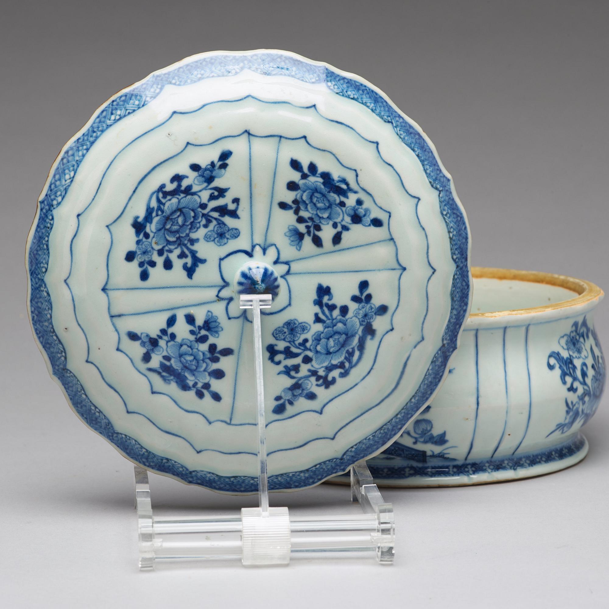 A blue and white tureen with cover, Qing dynasty, Qianlong (1736-95).