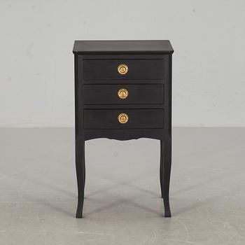 BYRÅ/SÄNGBORD, gustaviansk stil. 1900-talets andra hälft.