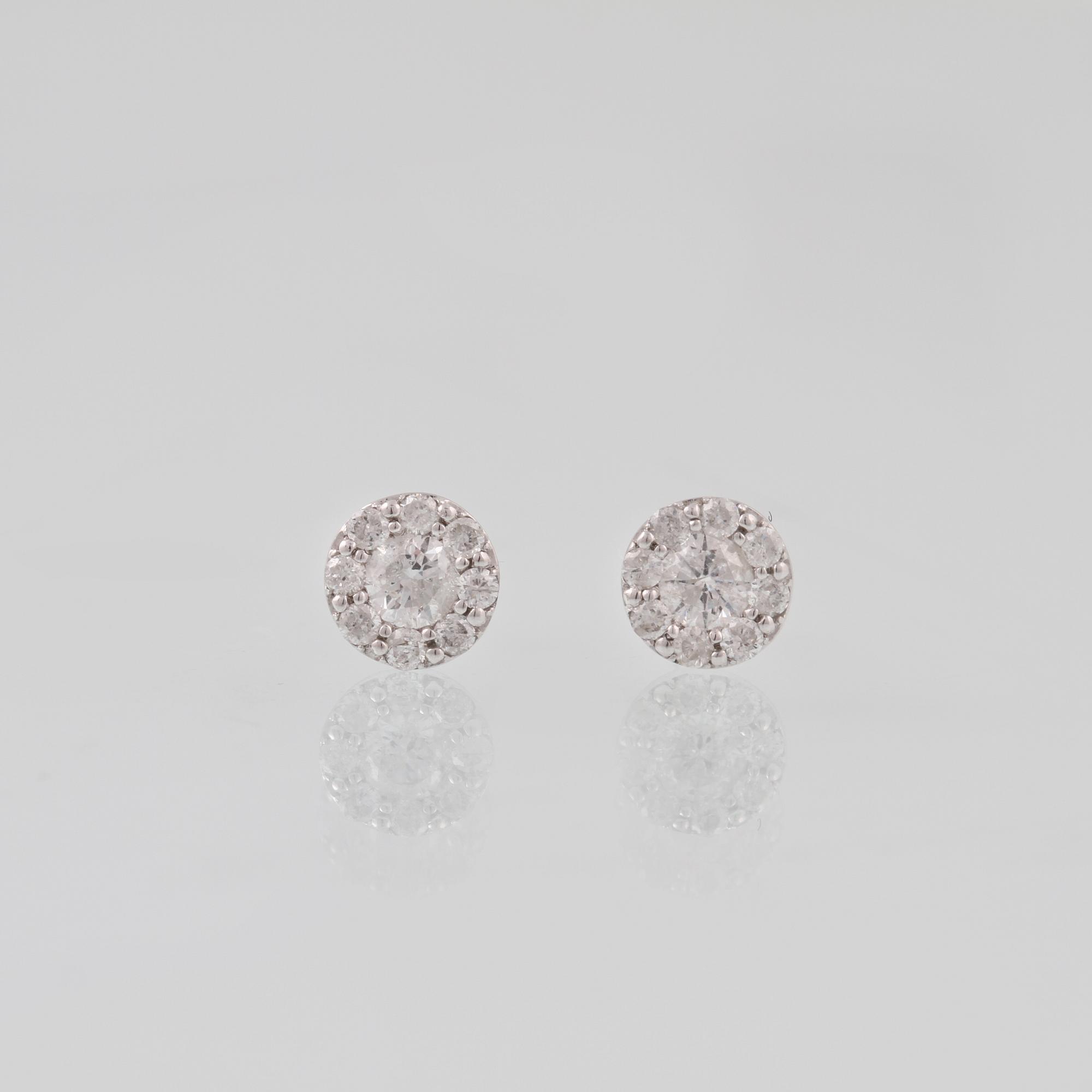 ÖRHÄNGEN, 14K vitguld med briljantslipade diamanter ca 0.66 ct. Vikt 2,3 gram.