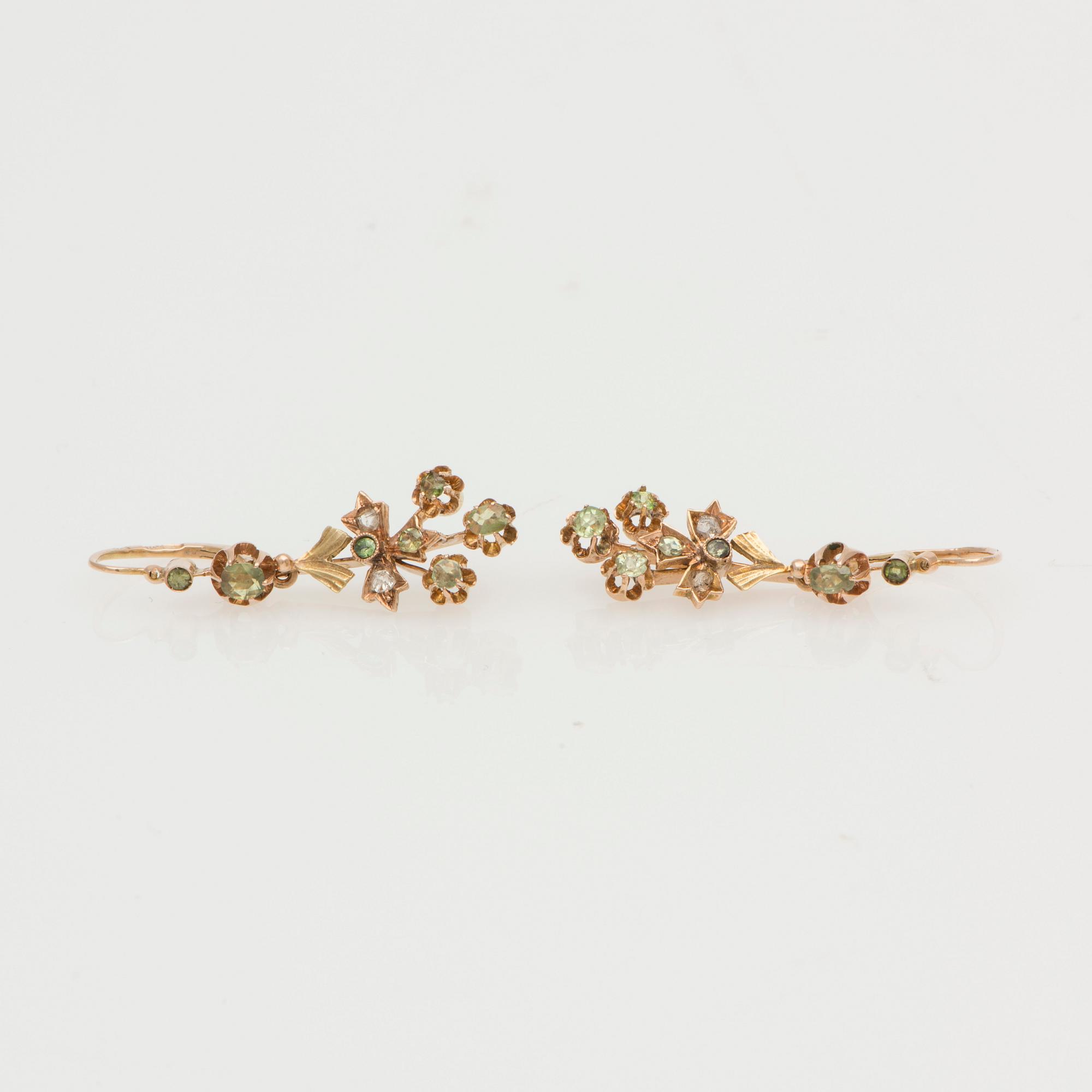 ÖRHÄNGEN, demantoid granater, rosenslipade diamanter, 14K (56) guld. Moskva.