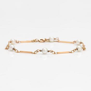 A 14K gold and cultured pearls bracelet.